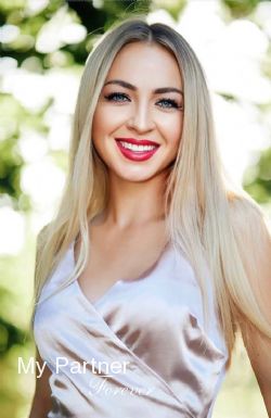 Dating Service to Meet Pretty Ukrainian Lady Elena from Kiev, Ukraine