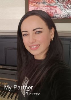 Datingsite to Meet Charming Ukrainian Lady Uliyana from Kiev, Ukraine