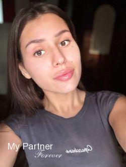 Online Dating with Sexy Ukrainian Girl Marina from Lvov, Ukraine