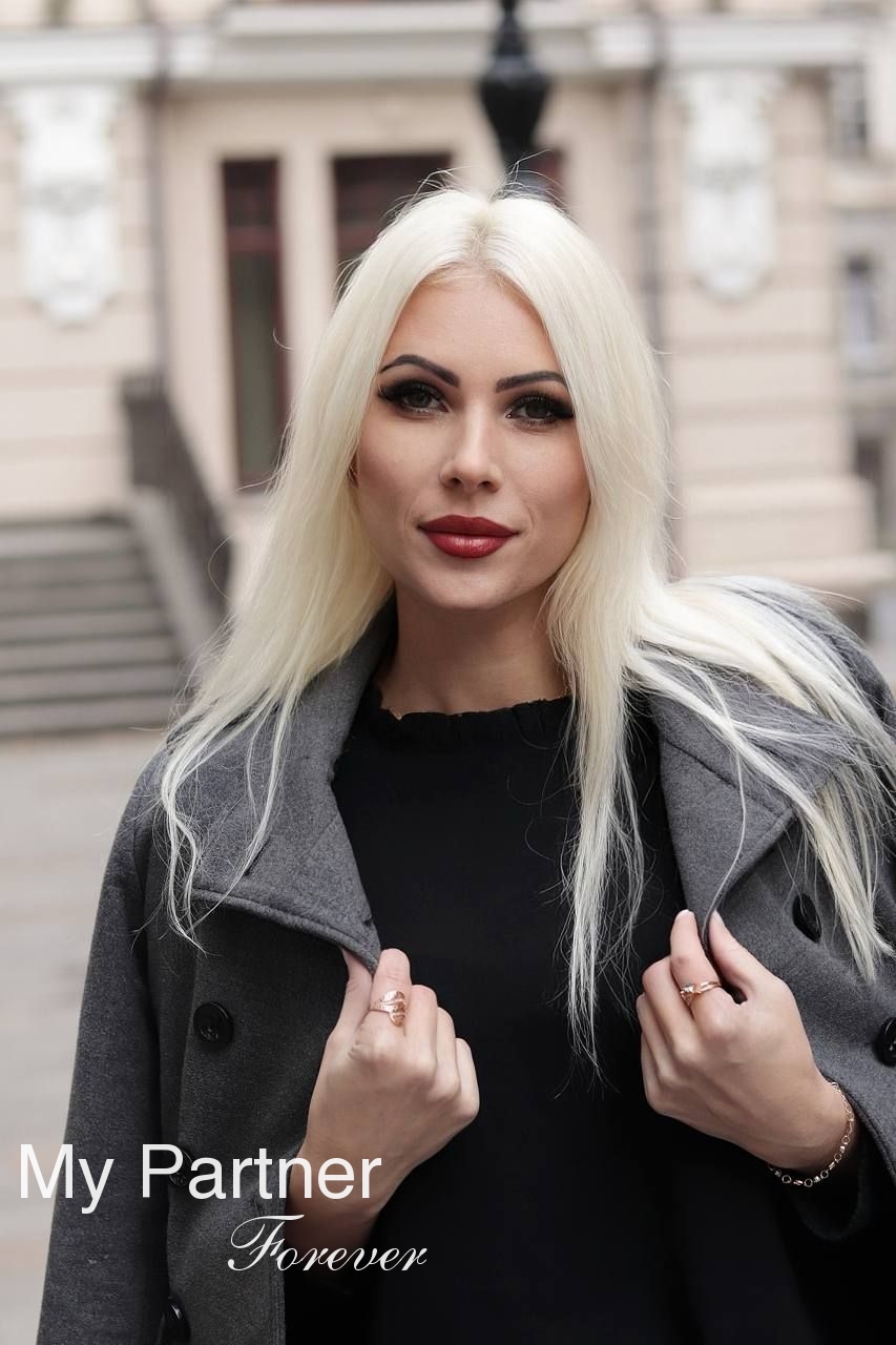 Dating Service to Meet Pretty Ukrainian Woman Darya from Odessa, Ukraine