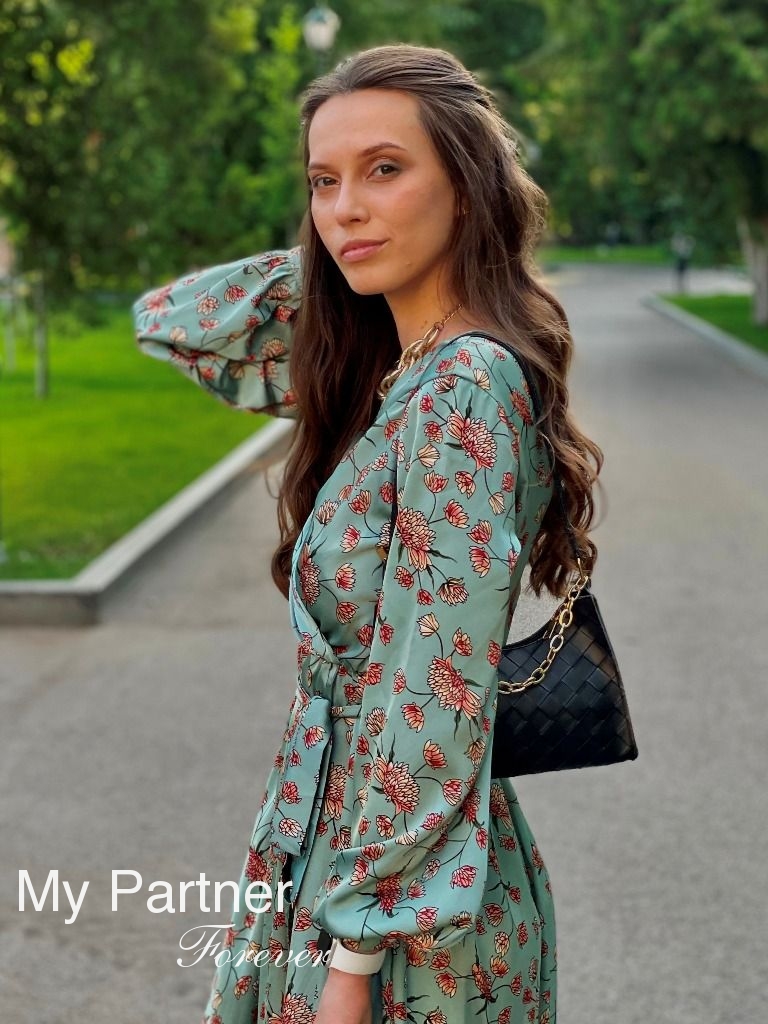Dating with Beautiful Ukrainian Girl Miroslava from Lugansk, Ukraine
