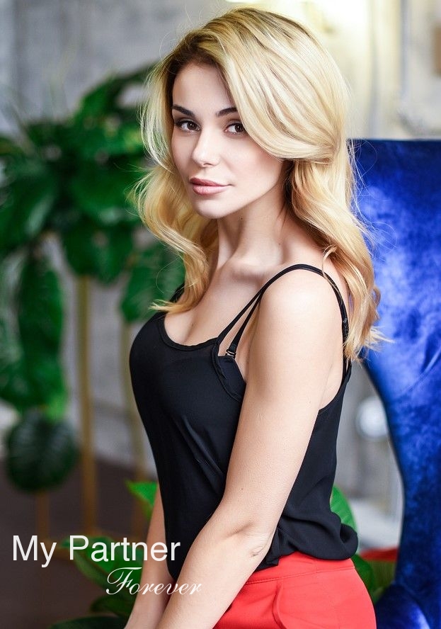 Dating with Beautiful Ukrainian Lady Yuliya from Kharkov, Ukraine