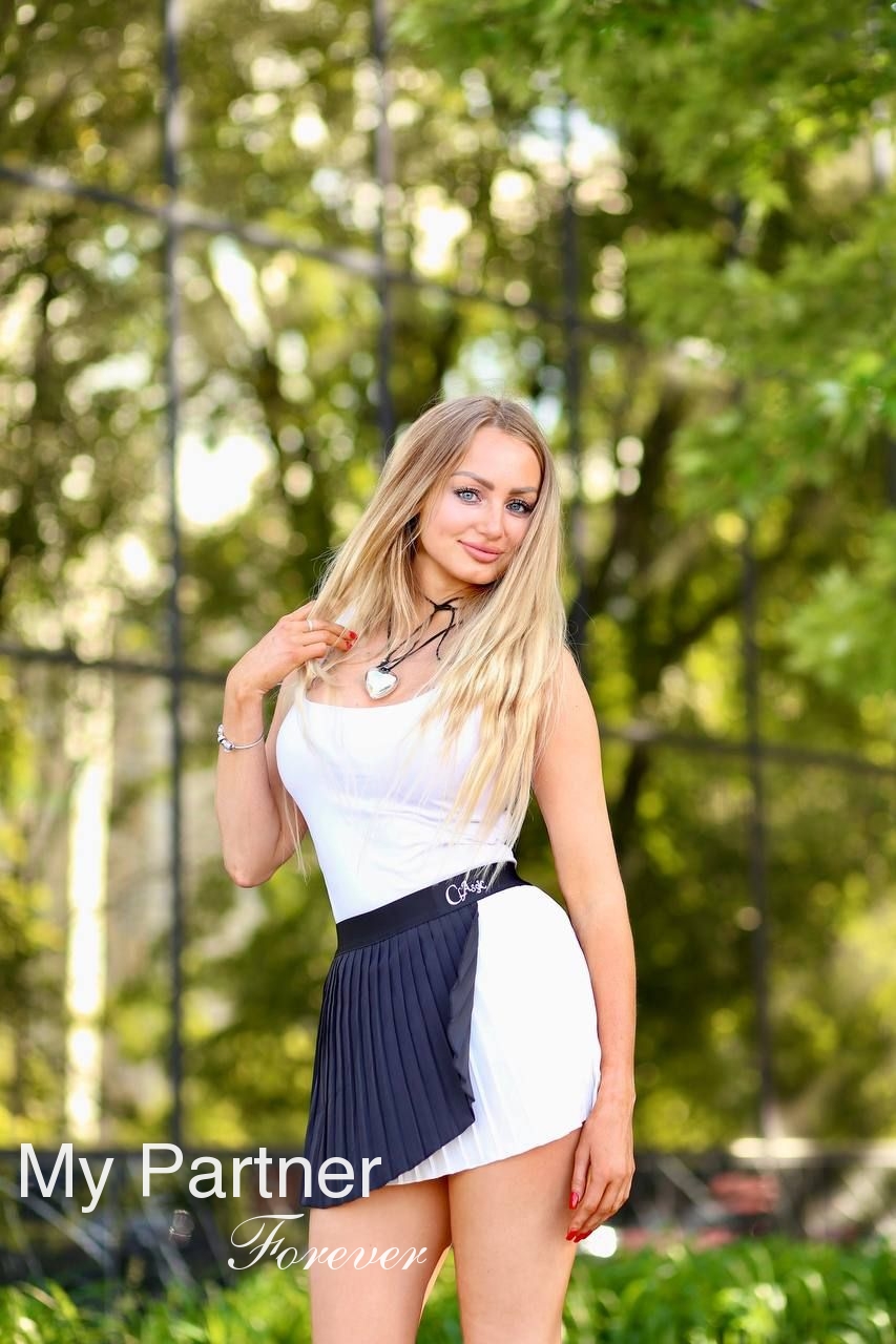 Dating with Charming Ukrainian Girl Mariya from Kiev, Ukraine