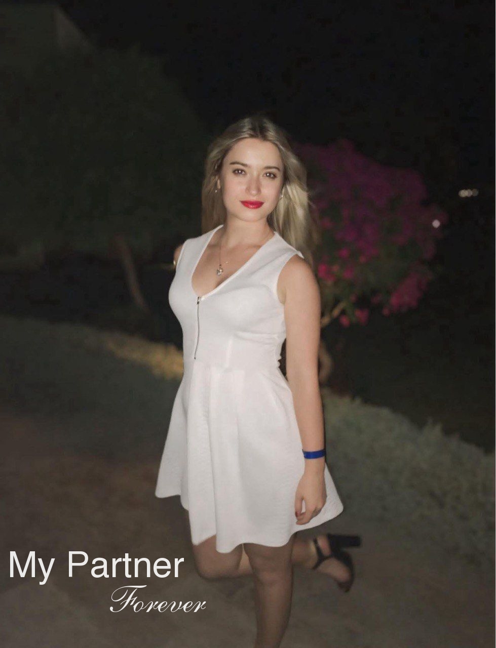 Online Dating with Pretty Ukrainian Woman Yana from Kiev, Ukraine