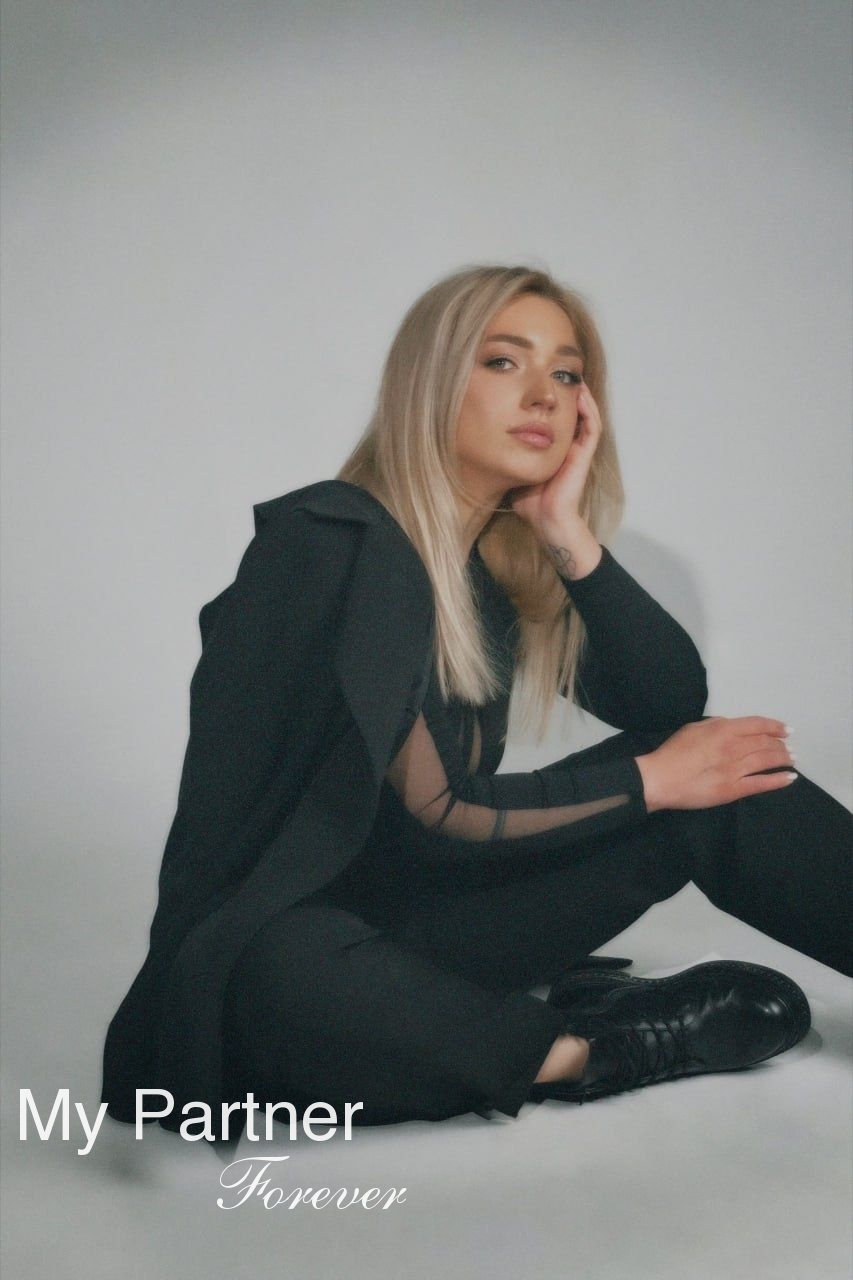 Online Dating with Sexy Ukrainian Woman Mariya from Kirovograd, Ukraine