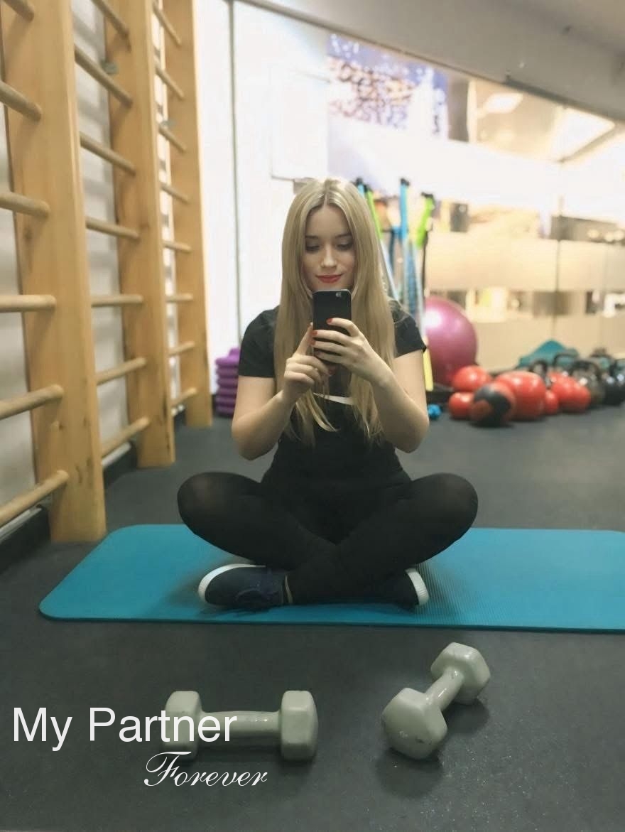 Online Dating with Sexy Ukrainian Woman Yana from Kiev, Ukraine