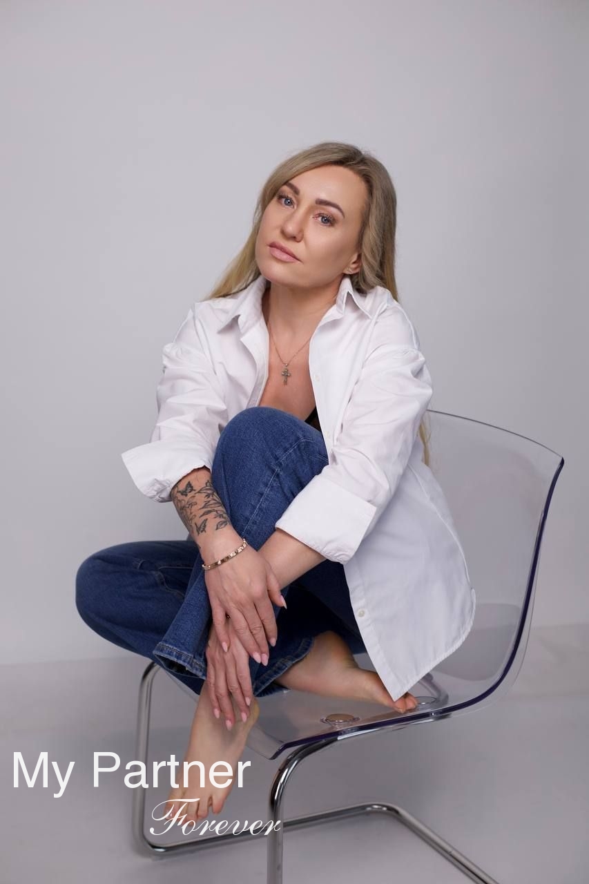 Online Dating with Stunning Ukrainian Woman Elena from Odessa, Ukraine
