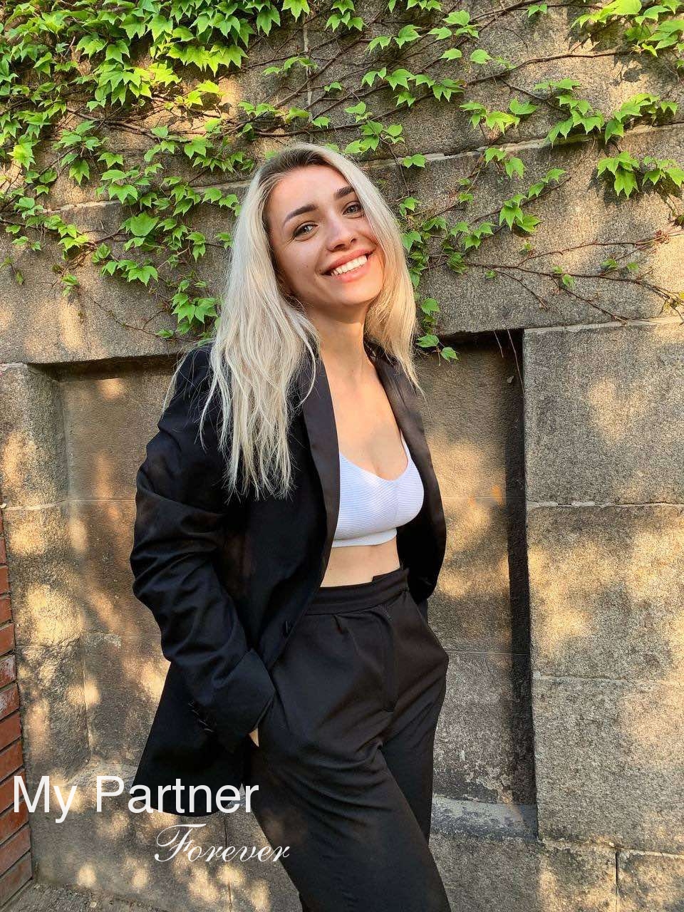 Online Dating with Stunning Ukrainian Woman Mariya from Kirovograd, Ukraine