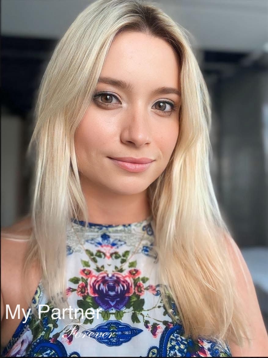 Online Dating with Stunning Ukrainian Woman Yana from Kiev, Ukraine